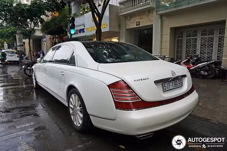 Theo mô tả từ đơn vị bán đấu giá, hiện chiếc Maybach 62S này tồn tại một số hư hỏng và dấu hiệu xuống cấp sau thời gian dài không vận hành. Cụ thể, cánh cửa sau bên phải bị bung ốp nội thất, khoang cabin xuất hiện một số vết trầy xước. Xe cũng đang trong tình trạng tháo rời một số chi tiết như bánh xe, ốp cửa và sàn nội thất.
