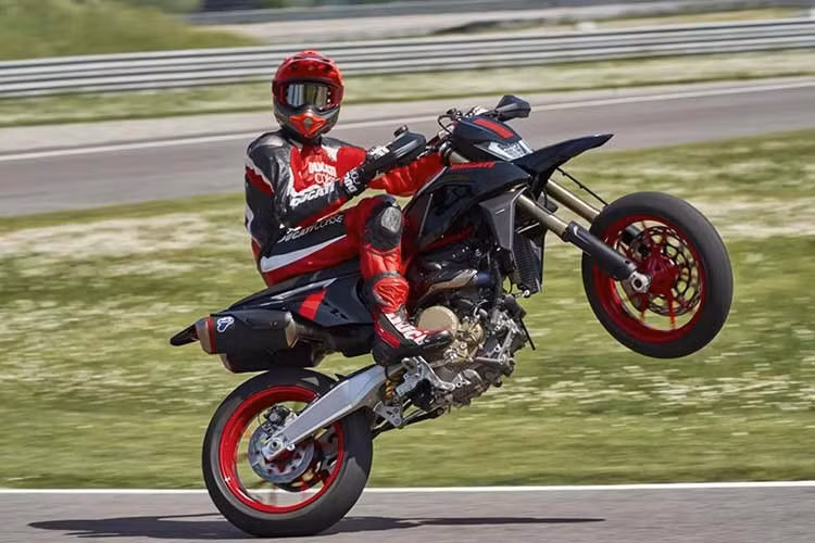 Đồng thời, xe cũng được mở khóa tính năng Wheelie Assist - công nghệ hỗ trợ kiểm soát góc nâng bánh trước bằng cách điều chỉnh mô-men xoắn, giúp duy trì các pha wheelie dài và ổn định hơn. Tại thị trường châu Âu, Ducati Hypermotard 698 Mono Nera được bán với giá 13.990 euro (khoảng 428 triệu đồng).