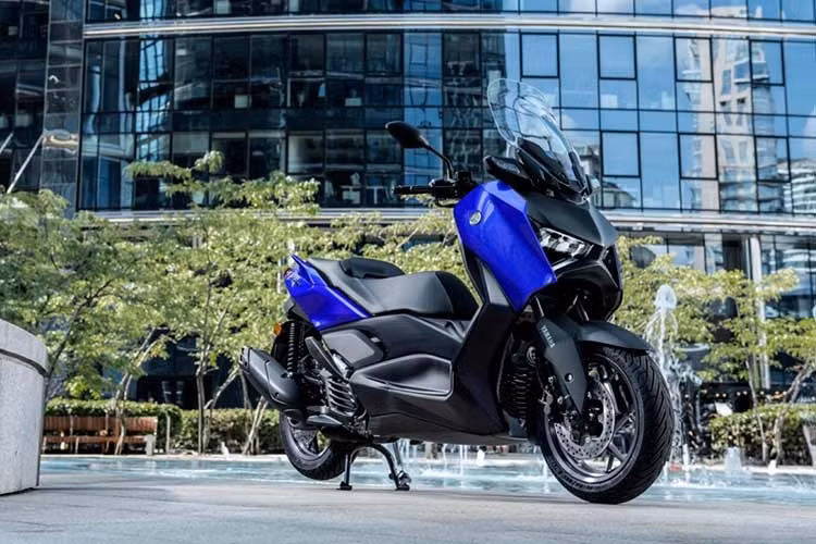 Yamaha XMAX ABS 2026 không phải là phiên bản thay đổi toàn diện nhưng vẫn đủ hấp dẫn với khách hàng. So với thế hệ trước, Yamaha đã thực hiện một số tinh chỉnh nhẹ nhằm tối ưu trọng lượng, giảm khoảng 800 gram, đồng thời cải tiến một số chi tiết như hệ thống xả và các tấm ốp nhằm hoàn thiện hơn tổng thể thiết kế.