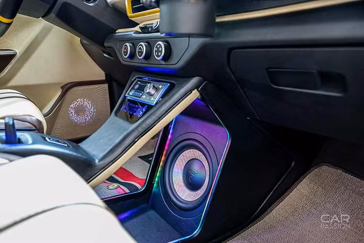 Dù sở hữu nhiều mẫu xe lớn hơn trong nhà, nhưng từ khi có VF3, tay chơi TP.HCM này hầu như cho các xe khác "nằm nhà phủ bụi". Thiết kế nhỏ gọn của VF3 theo chủ nhân giúp việc luồn lách trong các con hẻm nhỏ hay tìm chỗ đậu xe tại TP.HCM trở nên cực kỳ dễ dàng và tiện lợi.