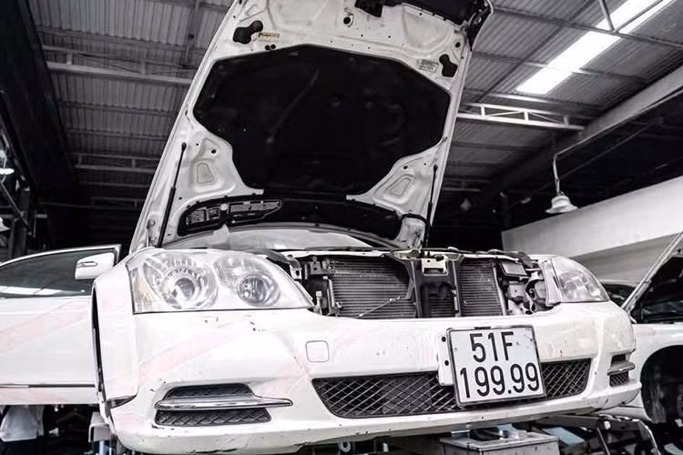 Mẫu sedan siêu sang Maybach 62S hàng hiếm này có mức đấu giá khởi điểm hơn 7 tỷ đồng. Tuy nhiên, chỉ sau khoảng 30 phút đấu giá đã có tới 56 lượt trả giá, chiếc xe đã tìm được chủ mới với mức chốt cuối cùng là 16,653 tỷ đồng, cao hơn đáng kể so với giá ban đầu.