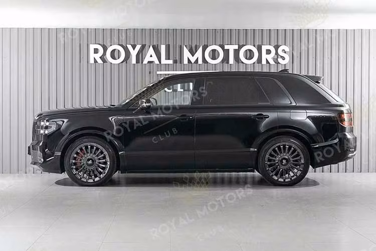 Thông tin đăng tải trên nền tảng mua bán xe Auto.ru và được chuyên trang Daily Motor ghi nhận cho thấy chiếc Century SUV này hiện có mặt tại đại lý Royal Motors tại thủ đô Moscow. Trong bối cảnh các dòng xe nhập khẩu song song đóng vai trò là nguồn cung ứng khan hiếm nhưng mang lại lợi nhuận biên rất lớn tại Nga, đại lý này đã đưa ra một mức giá tương xứng với độ độc bản của sản phẩm.