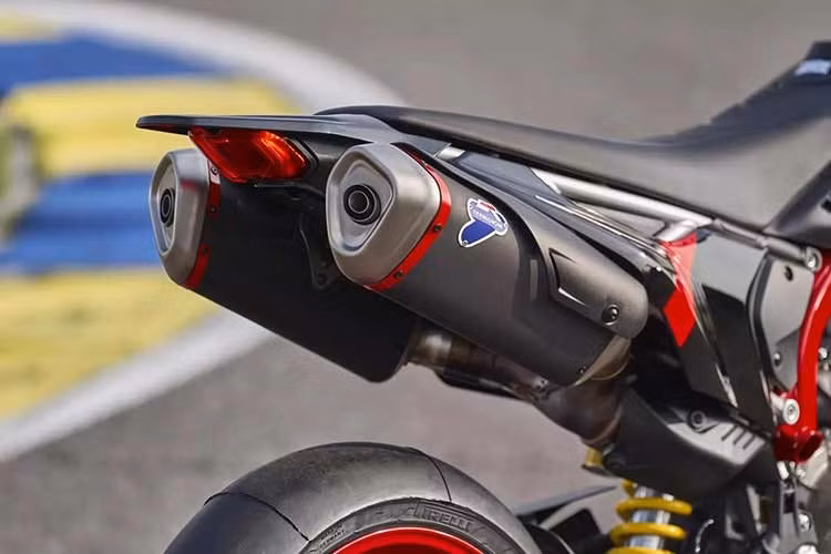 Bên cạnh phần cơ khí, Ducati tiếp tục mang công nghệ điện tử từ các mẫu superbike xuống chiếc xe xi-lanh đơn này. Gói hỗ trợ lái bao gồm ABS khi vào cua, kiểm soát lực kéo Ducati Traction Control, kiểm soát bốc đầu Ducati Wheelie Control, Engine Brake Control và hệ thống hỗ trợ đề-pa Ducati Power Launch. Đặc biệt, Ducati còn tích hợp tính năng Slide-by-Brake - một chế độ cho phép người lái thực hiện các pha drift kiểu supermoto có kiểm soát khi vận hành trên đường đua kín.