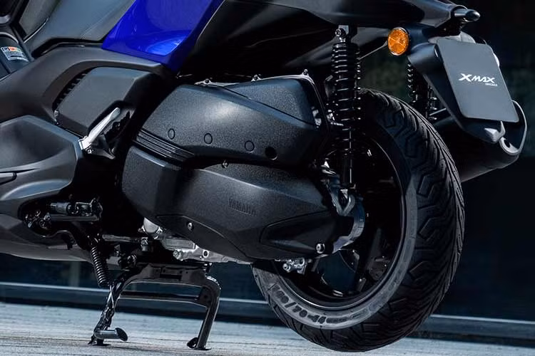 Hệ thống bánh xe với kích thước 15 inch ở phía trước và 14 inch ở phía sau, đi kèm bộ lốp bản rộng, mang lại sự cân bằng giữa độ bám đường và khả năng linh hoạt khi di chuyển trong đô thị. Bình xăng dung tích 13 lít tiếp tục đáp ứng tốt nhu cầu di chuyển hỗn hợp giữa thành phố và đường trường mà không cần dừng tiếp nhiên liệu thường xuyên.