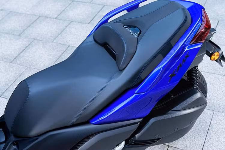 Chiều cao yên xe là 795 mm tiếp tục phù hợp với phần lớn người dùng châu Á, trong khi kích thước tổng thể 2.180 x 795 x 1.410 mm cho thấy đây là một mẫu tay ga hướng nhiều đến sự ổn định và tiện nghi hơn là sự nhỏ gọn. Xe được trang bị hệ thống Smart Key, đèn LED toàn bộ, cổng sạc tiện dụng và đặc biệt là cốp chứa đồ dưới yên dung tích khoảng 45 lít.
