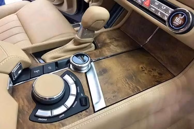 Bên cạnh đó là vô lăng 2 chấu bọc da, cửa gió điều hòa gợi liên tưởng đến xe Bentley, đồng hồ cơ báo giờ, và điều hòa tự động 2 vùng tích hợp màn hình kỹ thuật số, hệ thống đèn viền LED với 8 chế độ, ghế sau có thể ngửa, ngăn làm lạnh đồ uống tích hợp và bộ ly pha lê của thương hiệu Aurus. Tất nhiên, Aurus Senat cũng có hàng loạt hệ thống trợ lái hiện đại.