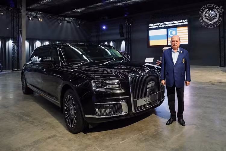 Chiếc Aurus Senat của Quốc vương Malaysia sẽ gia nhập bộ sưu tập xe đình đám của ông, bên cạnh những cái tên như Hongqi L5 (nay được gọi là Guoli), Genesis G90 trục cơ sở dài, Rolls-Royce Phantom VI cổ điển, Lincoln Town Car kéo dài cùng nhiều mẫu Mercedes-Benz 600 khác.