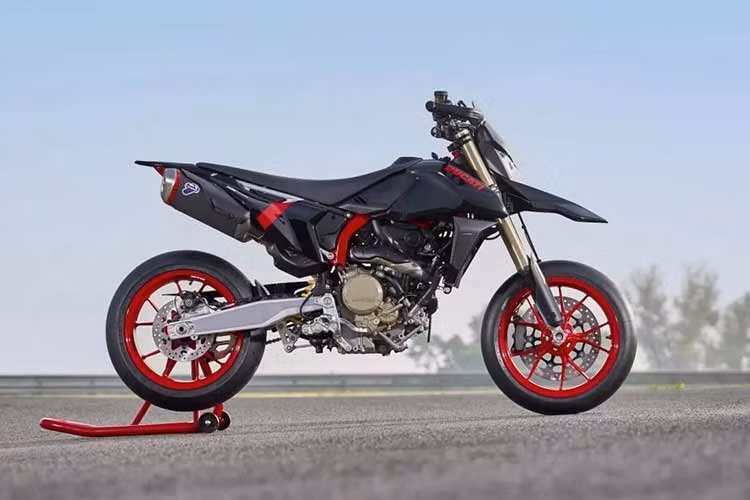 Không chỉ ấn tượng về ngoại hình, Nera còn được Ducati ưu ái trang bị sẵn hệ thống sang số nhanh Ducati Quick Shift Up/Down. Điều này giúp chiếc supermoto vận hành mượt mà và thể thao hơn trong những pha tăng tốc liên tục hoặc khi xử lý trên đường đua. So với phiên bản tiêu chuẩn màu đỏ, Nera hướng nhiều hơn tới nhóm khách hàng yêu thích phong cách độc bản, gai góc nhưng vẫn muốn sở hữu một chiếc xe có tính ứng dụng thực tế cao.