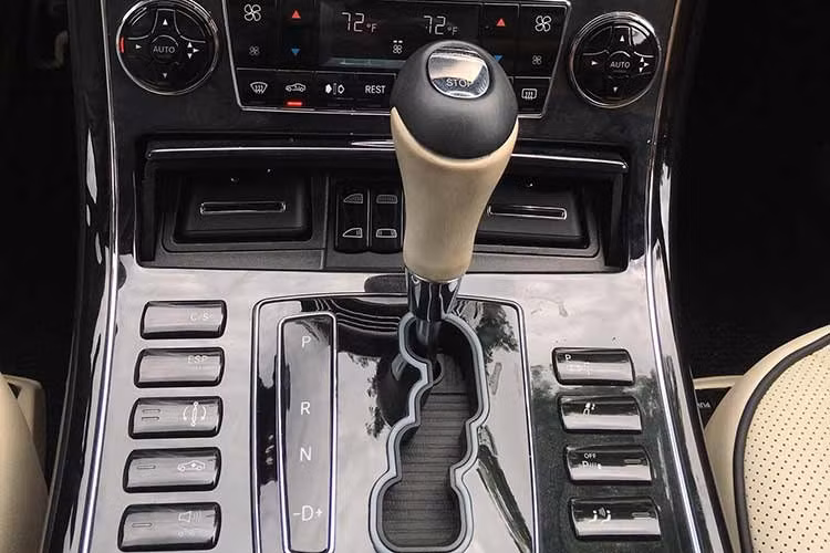 Maybach 62S vẫn được trang bị khối động cơ V12, dung tích 5.5 lít cho công suất tối đa 612 mã lực và mô-men xoắn cực đại 1.000 Nm. Động cơ kết hợp cùng hộp số 5 cấp, xe tăng tốc từ vị trí xuất phát lên 100 km/giờ chỉ trong 4,5 giây trước khi đạt vận tốc tối đa 250 km/giờ. Ngoài ra, xe cũng có nhiều tính năng an toàn khác như kiểm soát hành trình, hệ thống phân bổ lực phanh SBC, hệ thống treo AirMatic...