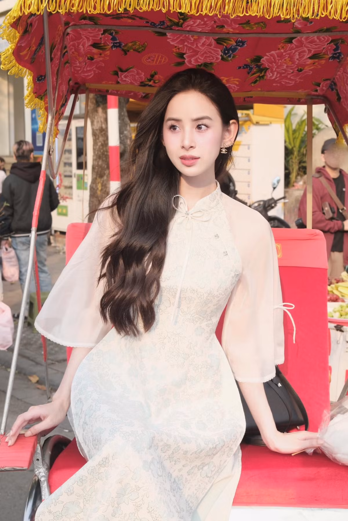 Bộ ảnh áo dài trắng của Hương Liên không chỉ đơn thuần là một bộ ảnh thời trang, mà còn là lời nhắc về vẻ đẹp bền vững của trang phục truyền thống Việt Nam. Giữa vô vàn xu hướng mới lạ, tà áo dài trắng vẫn có chỗ đứng riêng bởi sự thanh lịch, kín đáo và khả năng tôn vinh vẻ đẹp người phụ nữ một cách trọn vẹn.
