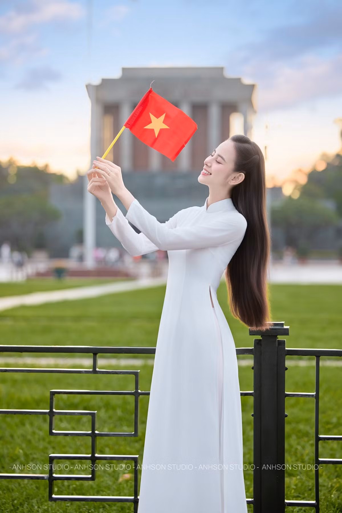 Không chỉ dừng lại ở yếu tố thời trang, bộ ảnh còn mang đậm màu sắc văn hóa. Hình ảnh người phụ nữ trong áo dài trắng bên hoa lá, tranh cổ hay không gian nhà gỗ truyền thống gợi lên cảm giác an yên, hoài niệm về những giá trị xưa cũ. Đây cũng là lý do bộ ảnh nhanh chóng nhận được nhiều lượt yêu thích và chia sẻ trên mạng xã hội, khi chạm đến cảm xúc của người xem bằng sự gần gũi và thuần Việt.