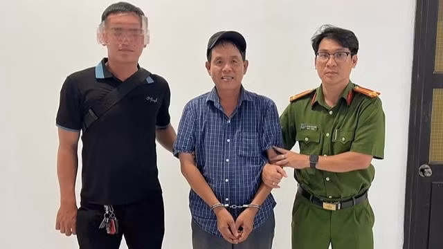 Phòng Cảnh sát hình sự Công an tỉnh Lâm Đồng bàn giao đối tượng Nguyễn Hữu Nghĩa cho Công an TP HCM. Ảnh Công an Lâm Đồng.