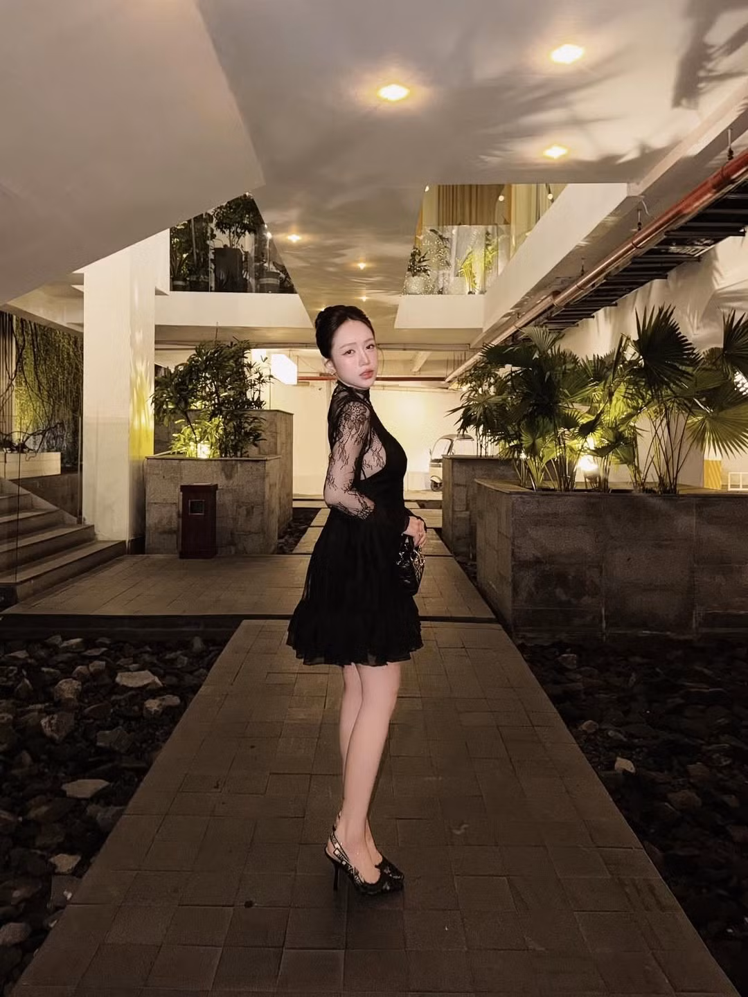 Trên mạng xã hội, Joyce Phạm thường chia sẻ khoảnh khắc gia đình ấm áp xen lẫn những hình ảnh cuộc sống sang chảnh với siêu xe, đồ hiệu và các chuyến nghỉ dưỡng cao cấp.