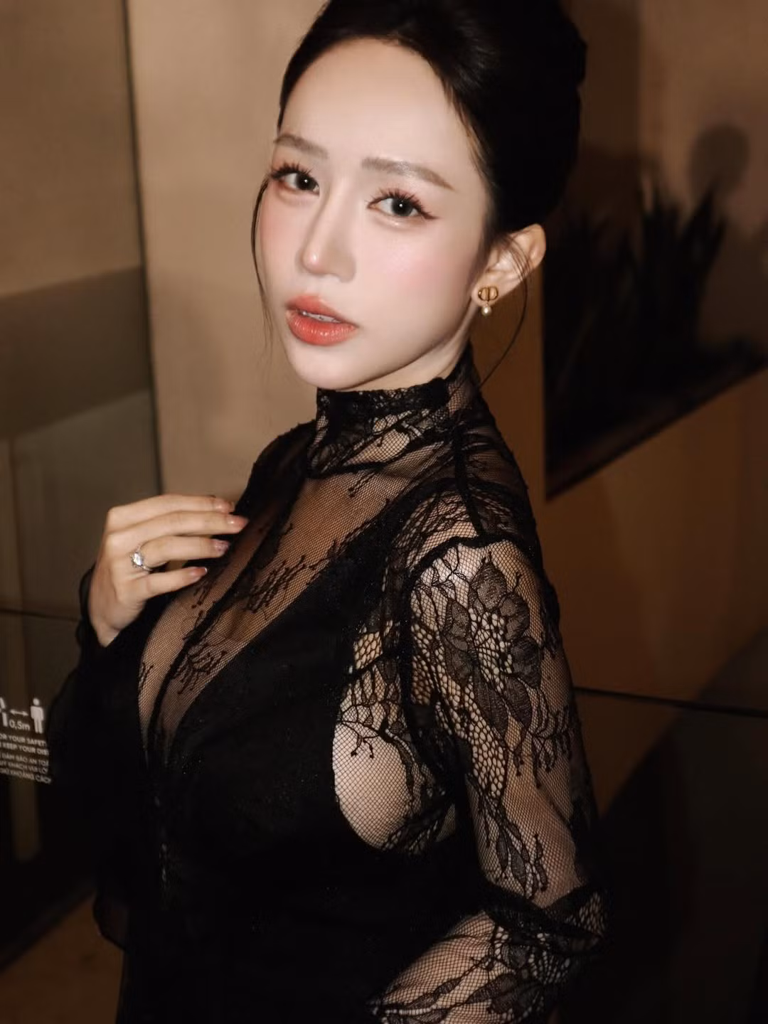 Không chỉ nổi tiếng bởi gia thế, Joyce Phạm còn được yêu mến nhờ phong cách thời trang biến hóa linh hoạt: khi thanh lịch, lúc gợi cảm, luôn phù hợp hoàn cảnh. Việc nhanh chóng lấy lại vóc dáng sau nhiều lần sinh nở giúp cô trở thành hình mẫu “hot mom” truyền cảm hứng, được đông đảo cư dân mạng theo dõi và ngưỡng mộ.