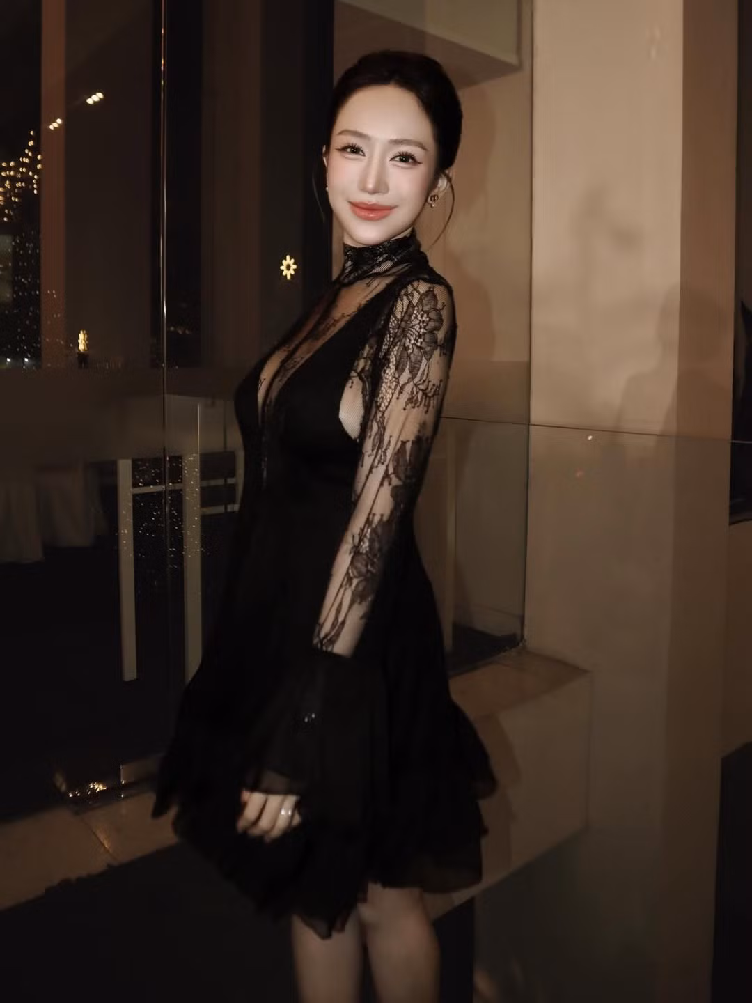 Xuất hiện trong loạt ảnh mới, Joyce Phạm nhanh chóng thu hút sự chú ý khi khoe nhan sắc rạng rỡ trong thiết kế váy đen gợi cảm nhưng tinh tế. Dù đã trải qua bốn lần sinh nở, ái nữ của Minh Nhựa vẫn giữ được vóc dáng thon gọn, thần thái cuốn hút và phong cách sang trọng đúng chuẩn “hot mom nhà giàu”.