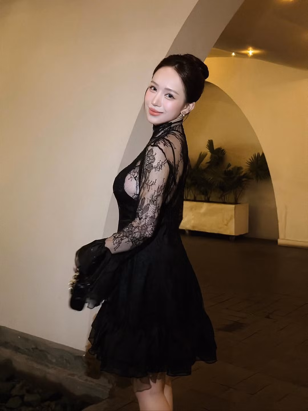 Không cần phô trương, Joyce Phạm vẫn nổi bật nhờ sự chỉn chu trong từng chi tiết: trang phục, phụ kiện đến cách tạo dáng đều toát lên sự sang trọng đúng mực.