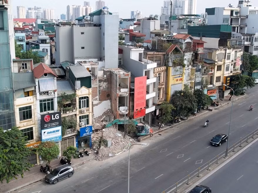 Sau khi người dân hoàn tất việc bàn giao, chính quyền địa phương triển khai phá dỡ các công trình theo kế hoạch.