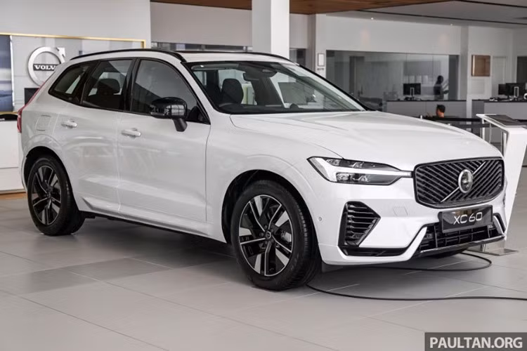 Volvo XC60 2025 ra mắt tại thị trường Malaysia sẽ được bán ra với hai phiên bản gồm B5 AWD Core và T8 AWD Ultimate PHEV. Xe sẽ được lắp ráp tại nhà máy của Volvo đặt ở Shah Alam, Malaysia và dự kiến sẽ là nguồn cung cho nhiều thị trường trong khu vực, trong đó có Việt Nam.
