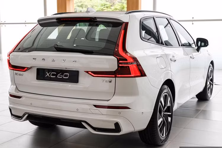 Mức giá xe Volvo XC60 2025 cho phiên bản B5 AWD Core có giá 328.888 ringgit, (tương đương hơn 2 tỷ đồng). Phiên bản T8 AWD Ultimate có giá 362.888 ringgit, khoảng (khoảng 2,26 tỷ đồng).