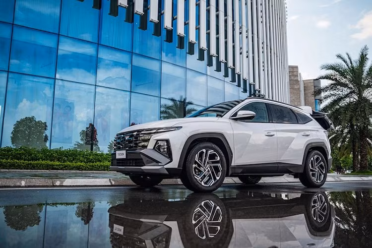 10. Hyundai Tucson: 952 xe ﻿Sau ba tháng vắng bóng, Hyundai Tucson góp mặt trở lại top ôtô bán chạy nhất Việt Nam. Doanh số mẫu xe này đạt 952 xe trong tháng 9/2025, tăng 334 xe so với tháng 8, đồng thời trở thành mẫu xe hút khách nhất của Hyundai tại Việt Nam hiện nay. Hyundai Tucson cũng được lắp ráp tại Việt Nam, phân phối 4 phiên bản, có giá 769 - 989 triệu đồng.