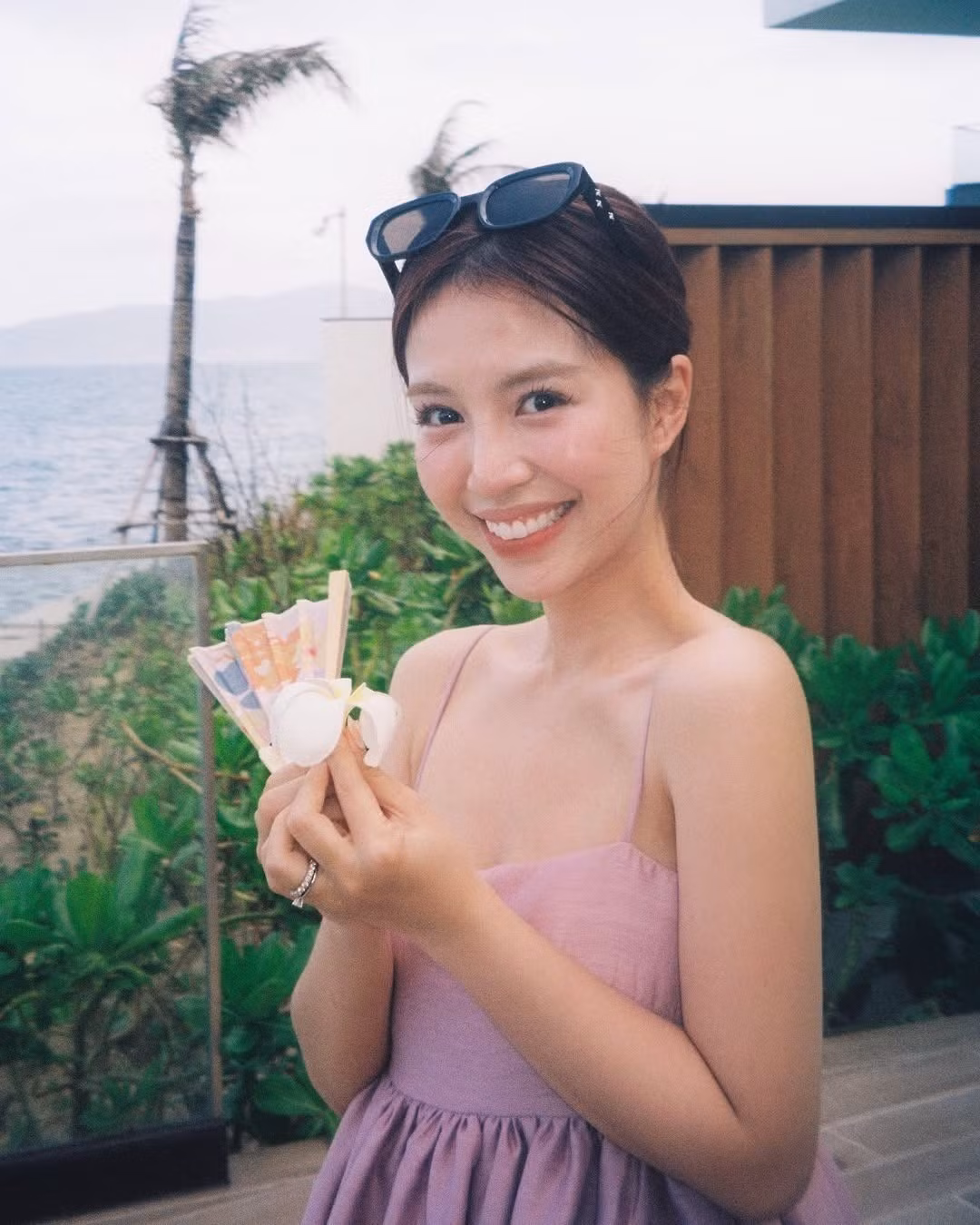 Không chỉ giữ phong độ về nhan sắc, gu thời trang của Mẫn Tiên cũng đẹp bền bỉ suốt bao năm tháng. Street style của cô ghi điểm tuyệt đối với những trang phục năng động, nữ tính nhưng không kém phần thanh lịch sành điệu.