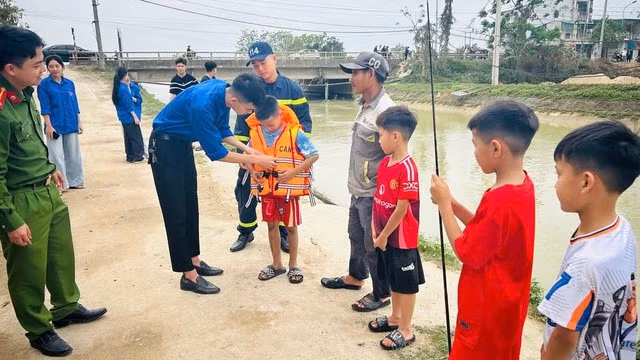 Tuyên truyền, hướng dẫn các em học sinh cách mặc áo phao đúng cách, bảo đảm an toàn khi tham gia các hoạt động dưới nước.