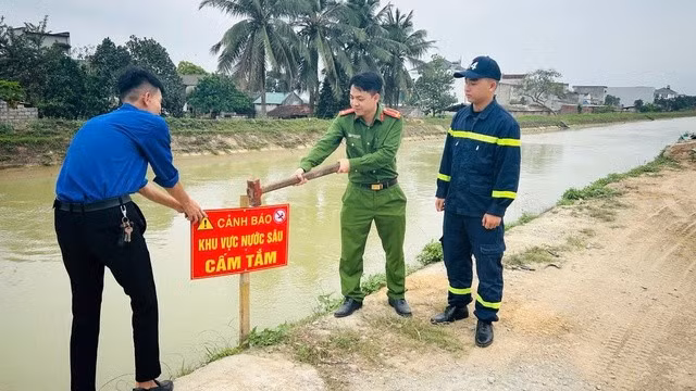 Lực lượng chức năng cắm biển cảnh báo khu vực nước sâu.