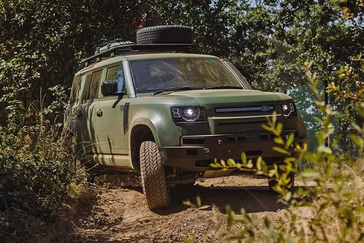 Land Rover mới đây đã giới thiệu Defender Wolf Series II, nó được mô tả là “mẫu xe cơ động hạng nhẹ thế hệ mới” dành cho các lực lượng quân sự. Mẫu xe này sẽ kế nhiệm Land Rover Defender Wolf nguyên bản - dòng SUV chuyên dụng đã phục vụ lực lượng vũ trang nước Anh trong hơn 70 năm.