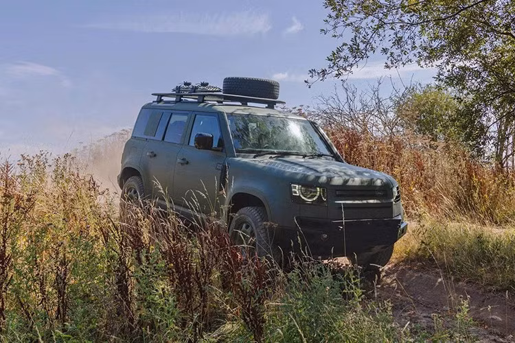 Land Rover không tiết lộ nhiều thông tin về Defender Wolf Series II, nhưng hình ảnh chính thức cho thấy xe được trang bị cản trước bằng thép hạng nặng, tấm bảo vệ đèn pha và cửa hút gió nâng cao. Những chi tiết này kết hợp với bộ mâm tương đối cơ bản, nằm trong lốp kích thước lớn. Mẫu SUV quân sự này cũng có giá nóc và dường như đã được nâng gầm.