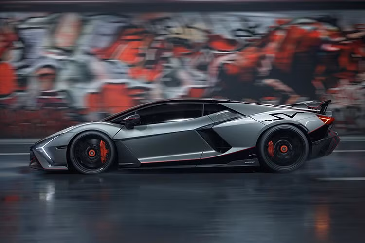 Một chế độ lái mới mang tên Pilota được bổ sung cho Lamborghini Revuelto SV, bên cạnh các chế độ Strada, Sport và Corsa. Chế độ Pilota được kích hoạt thông qua một núm xoay riêng trên vô lăng, cho phép truy cập hệ thống kiểm soát lực kéo 5 cấp độ. Bên trong xe còn có ghế thể thao mới sử dụng vật liệu Corsa-Tex phối da.