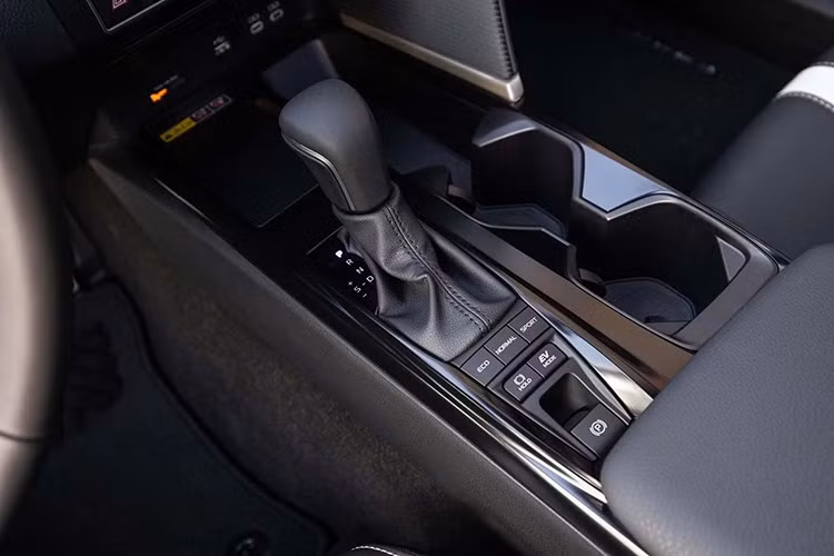Tuy nhiên, Honda vẫn duy trì phiên bản Accord không hybrid với mức giá dưới 30.000 USD. Trong dải sản phẩm Camry 2027, phiên bản SE được đánh giá là lựa chọn cân bằng giữa giá bán và trang bị. So với bản LE, SE sở hữu diện mạo thể thao hơn nhờ bộ mâm hợp kim 18 inch thay cho loại 16 inch.