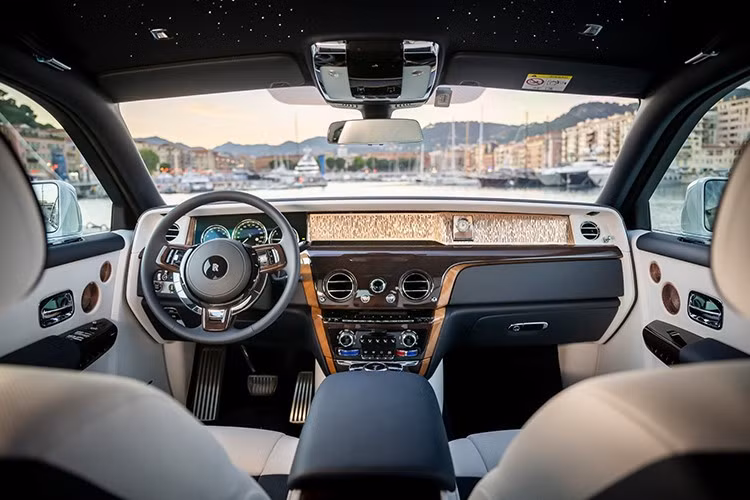 Bên trong xe, Rolls-Royce Black Badge Spectre Series II cũng sở hữu những thay đổi tương tự bản thường. Trong đó, khu vực mặt táp-lô được hiện đại hóa với thiết kế “Illuminated Fascia” mới. Khu vực này sử dụng họa tiết dạng sóng định hướng, được tạo thành từ 8.108 điểm sáng riêng lẻ giống như các điểm ảnh. Thêm vào đó là màn hình cỡ lớn mới và đồng hồ lấy cảm hứng từ các thiết bị đo đạc trên máy bay.