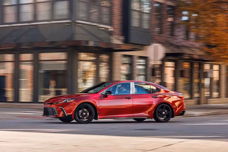 Sang đời 2027, Camry tiếp tục giữ nguyên cấu hình hybrid và không có thay đổi lớn về mặt cơ khí. Giá bán được điều chỉnh tăng nhẹ 100 USD, với bản LE tiêu chuẩn có giá từ 29.700 USD.