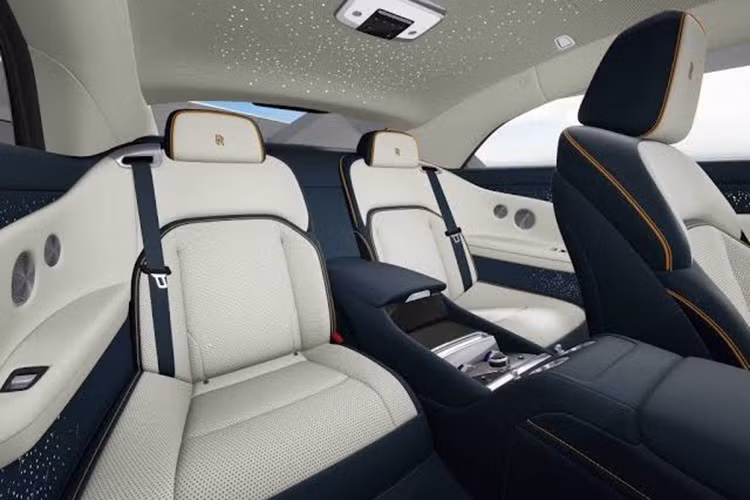Khách hàng cũng có thể lựa chọn da Placed Perforation mới, cho phép tạo ra các hoa văn chính xác bằng kỹ thuật đục lỗ để hình thành những tác phẩm nghệ thuật độc đáo trên ghế. Ví dụ, Rolls-Royce đã tạo nên hình ảnh những đám mây dưới ánh trăng bằng cách đục 78.138 lỗ với 3 kích thước khác nhau trên tựa lưng và tựa đầu ghế.