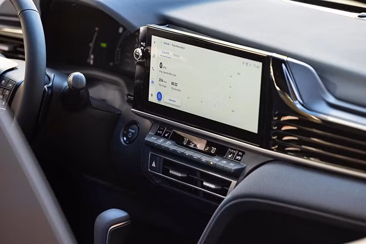 Khả năng tiết kiệm nhiên liệu tiếp tục là một trong những điểm mạnh của Camry. Phiên bản LE dẫn động cầu trước đạt mức tiêu thụ theo tiêu chuẩn EPA lần lượt 52 mpg trong đô thị, 49 mpg trên đường cao tốc và 51 mpg kết hợp.
