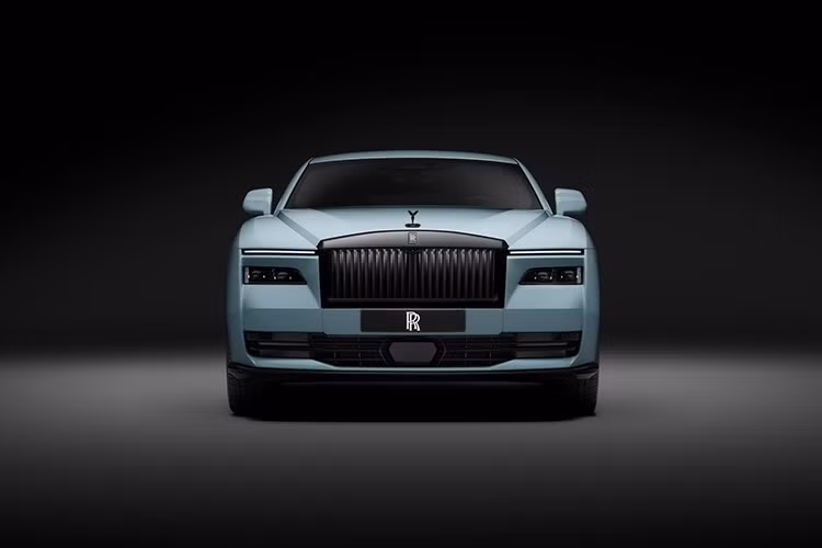Chưa dừng ở đó, Rolls-Royce Black Badge Spectre Series II còn được trang bị pin đã được thiết kế lại giúp tăng phạm vi hoạt động thêm tối đa 18%, đồng thời rút ngắn thời gian sạc tới 14%. Với dung lượng tăng lên 112,4 kWh, pin cho phép xe có thể di chuyển tối đa 628 km theo chu trình WLTP sau mỗi lần sạc đầy, Khi pin yếu, bộ sạc nhanh DC công suất 195 kW có thể sạc từ 10% lên 80% chỉ trong khoảng 28 phút.