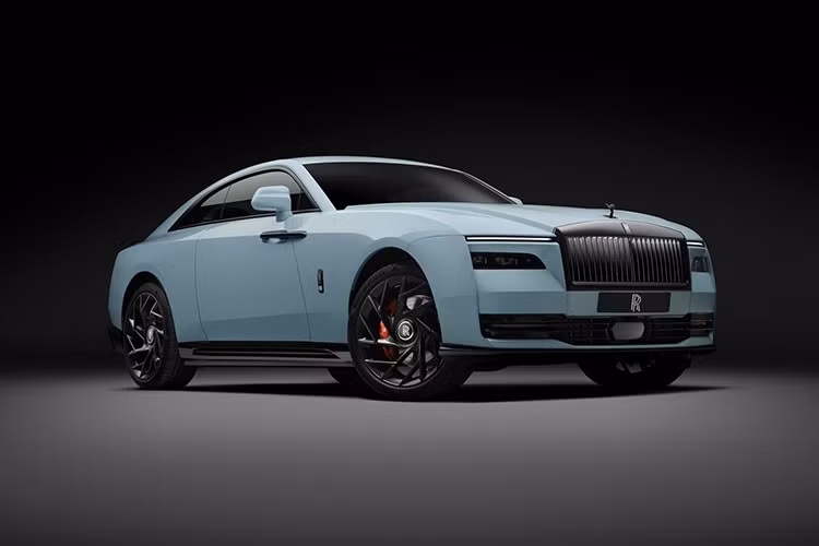 Mẫu sedan điện siêu sang Rolls-Royce Spectre phiên bản nâng cấp mang tên Series II đã chính thức trình làng vào hồi tháng 6/2026. Một trong những điểm nhấn của dòng xe này chính là phiên bản Black Badge mạnh mẽ hơn.