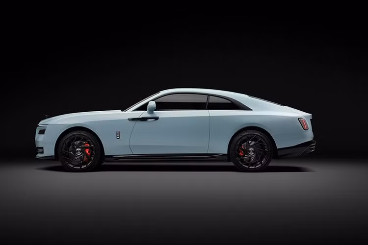 Trong chương trình trải nghiệm khách hàng quy mô lớn nhất từ trước đến nay của Rolls-Royce tại Saint-Tropez thuộc vùng Riviera, Pháp, mẫu xe tâm điểm chính là Rolls-Royce Black Badge Spectre Series II. Đây chính là mẫu Rolls-Royce mạnh mẽ nhất từng được phát triển.