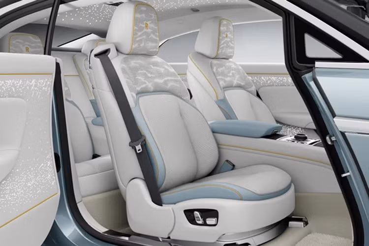 Với những khách hàng quan tâm đến môi trường, Rolls-Royce cung cấp nhiều vật liệu nội thất tùy chọn mới. Trong đó, đáng chú ý là loại vải rayon có tên Duality Twill vốn được sản xuất từ cây tre. Loại vật liệu thân thiện với môi trường này sở hữu các đường thêu “gợi nhớ đến những sợi dây đan xen trên du thuyền buồm”. Chất liệu này có bốn màu gồm đen Black, nâu Chocolate, tím nhạt Lilac và xanh lá nhạt Sage.