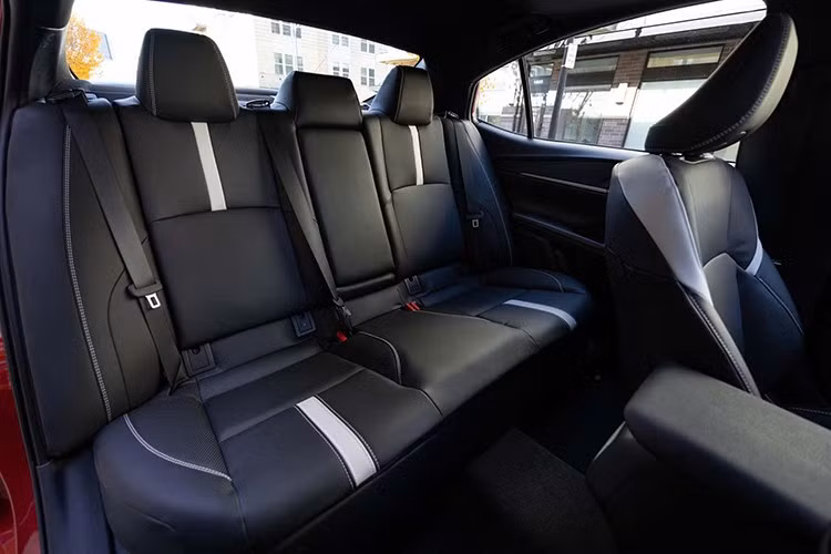 Ở chiều ngược lại, Camry XSE AWD là phiên bản tiêu thụ nhiên liệu nhiều nhất với các mức tương ứng 43/43/43 mpg. Về giá bán, Camry vẫn thấp hơn đáng kể so với Honda Accord Hybrid đời 2026, vốn có giá khởi điểm 33.795 USD.