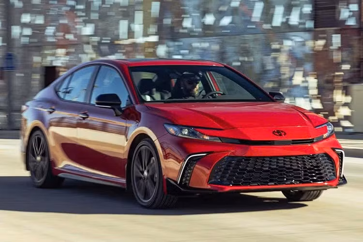 Hãng xe Toyota vừa công bố giá bán cho mẫu sedan Camry đời 2027 tại thị trường Mỹ. Đây là mẫu sedan bán chạy nhất tại quốc gia này và hiện cạnh tranh với các đối thủ như Honda Accord hay Hyundai Sonata.