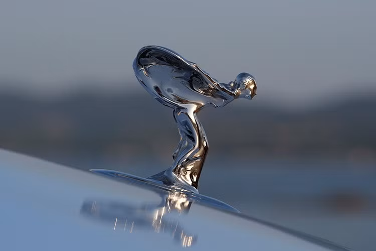 Không chỉ nhanh và mạnh hơn, Rolls-Royce Black Badge Spectre Series II còn có những điểm nhấn riêng về ngoại hình. Xe sở hữu gói trang trí ngoại thất Iced Black Exterior Detailing mới, thay thế phần lớn các chi tiết sáng màu bằng bề mặt nhám. Bên cạnh đó là bộ mâm mới nhằm tạo nên diện mạo uy lực hơn. Phía sau bộ mâm màu tối này là cùm phanh màu đỏ tương phản đậm chất thể thao.
