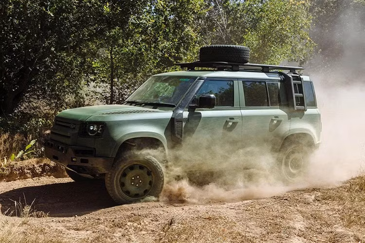 Chẳng cần phải nói, đây là một hợp đồng có giá trị rất lớn và Land Rover muốn tham gia. Vì vậy, hãng đã phát triển Defender Wolf Series II - mẫu xe đã trải qua 62.000 bài kiểm tra. Land Rover cho biết khung gầm và thân xe đã được “thiết kế để chịu được quy trình kiểm tra khắc nghiệt của Jaguar Land Rover”.