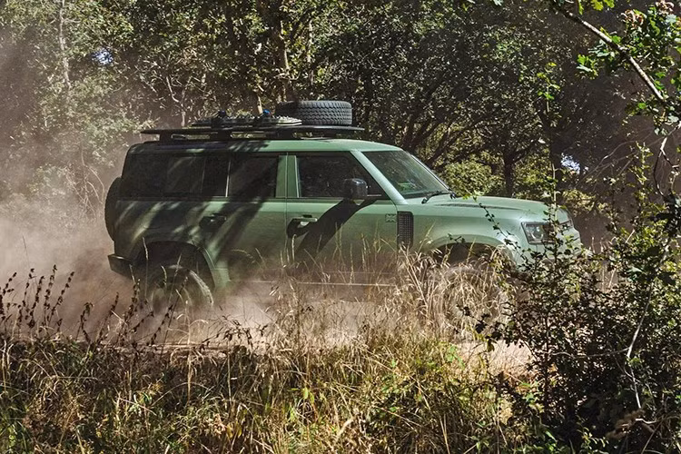 Được phát triển bởi bộ phận Defender Defense Division mới của Jaguar Land Rover, Defender Wolf Series II sẽ ra đời để giành hợp đồng xe cơ động hạng nhẹ của Bộ Quốc phòng Anh. Theo tài liệu mua sắm, cơ quan này đang tìm cách hiện đại hóa dàn xe của mình vốn hiện đang gồm những cái tên như Land Rover và Pinzgauer.