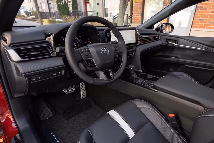 Toyota Camry 2027 sử dụng động cơ xăng 4 xi-lanh 2.5L kết hợp mô-tơ điện. Với hệ dẫn động cầu trước, hệ thống cho công suất 225 mã lực. Trong khi đó, các phiên bản AWD đạt 232 mã lực.