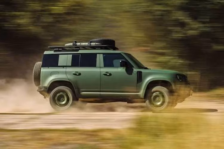 Cũng theo Land Rover, Defender đã chứng minh năng lực tại giải đua Dakar khắc nghiệt nhất hành tinh và trong một cuộc trình diễn tại khu thử nghiệm độc lập của Bộ Quốc phòng. Tại đây, Defender Wolf Series II được cho là mẫu xe duy nhất thành công vượt qua toàn bộ chướng ngại vật, thể hiện “khả năng off-road vượt trội”.