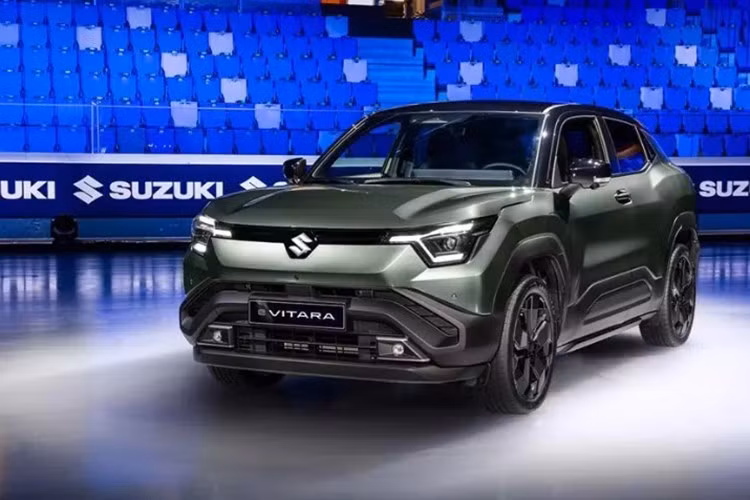 Mặc dù mang tên gọi tương tự, nhưng Suzuki e Vitara gần như không có nhiều điểm chung với mẫu SUV Vitara chạy xăng. Trên thực tế, đây là phiên bản thương mại hóa của ý tưởng eVX Concept, phát triển trên nền tảng dành riêng cho xe điện Heartect-e.