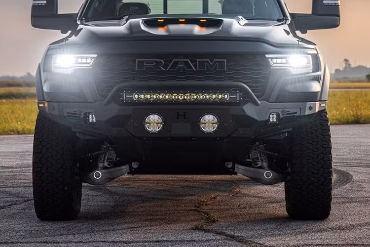 Hennessey cam kết bảo hành 3 năm hoặc 36.000 dặm (khoảng 58.000 km) cho Mammoth. Trước khi Ram 1500 trang bị động cơ HEMI V8 và TRX với cỗ máy Hellcat, Hennessey ra mắt Mammoth với động cơ Hurricane rõ ràng đạt công suất ấn tượng.