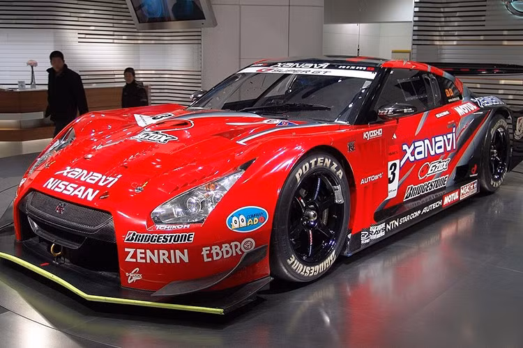 Năm 2008, Nissan GT-R là một trong những chiếc xe nhanh nhất tại Nürburgring Nordschleife với thời gian 7 phút 29 giây. Trong khi đó, GT-R Nismo ghi dấu ấn với thời gian 7:08.679 vào tháng 11/2013.