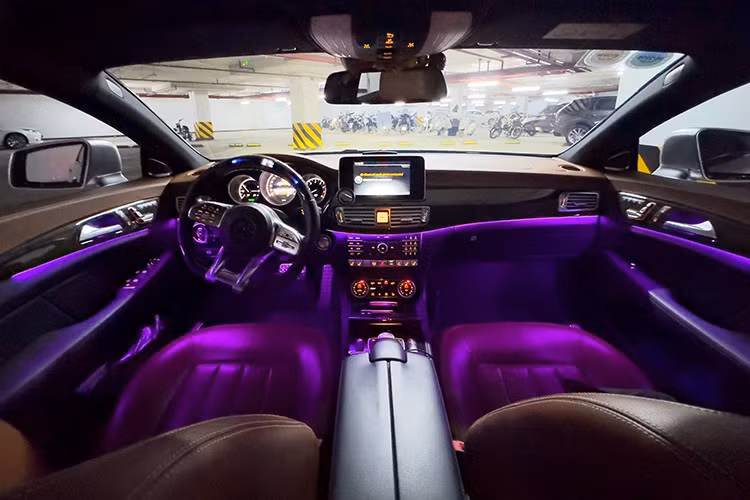 Hệ thống âm thanh trên Mercedes-Benz CLS 500 đến từ Bang &amp; Olufsen với 14 loa có công suất 1.400 watt, nhưng chiếc xe trong bài sử dụng hệ thống âm thanh của Harman Kardon. LED viền 64 màu.